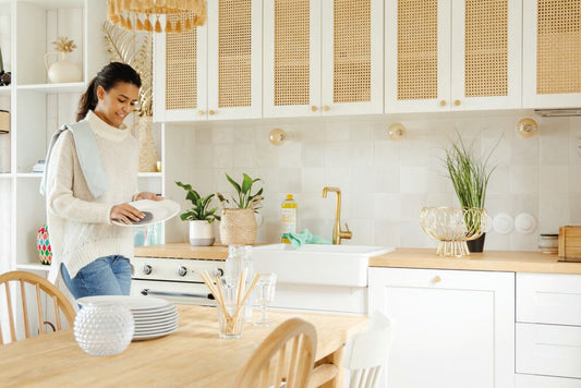 pulizia cucina con spugna